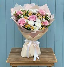 Букет цветов из:  Гвоздики, Орхидеи и Розы в Баклановской Ростовской области