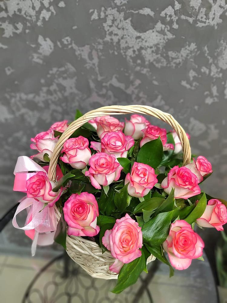 Цветочная композиция из Розы в корзине в Баклановской Ростовской области