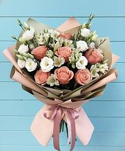 Букет цветов из:  Розы, Альстромерии и Лизиантусы в Баклановской Ростовской области