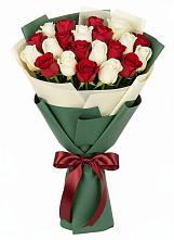 Букет Микс из красных и белых роз в Баклановской Ростовской области