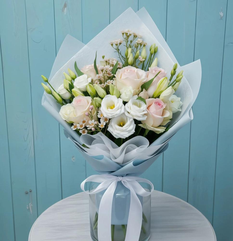 Букет цветов из: Розы и Лизиантусы в Баклановской Ростовской области