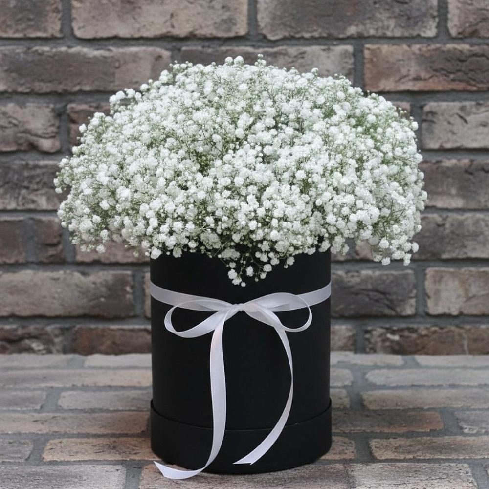 Цветочная композиция из Гипсофила в шляпной коробке в Баклановской Ростовской области