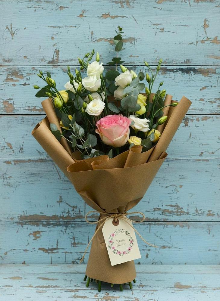 Букет цветов из: Розы и Лизиантусы в Баклановской Ростовской области