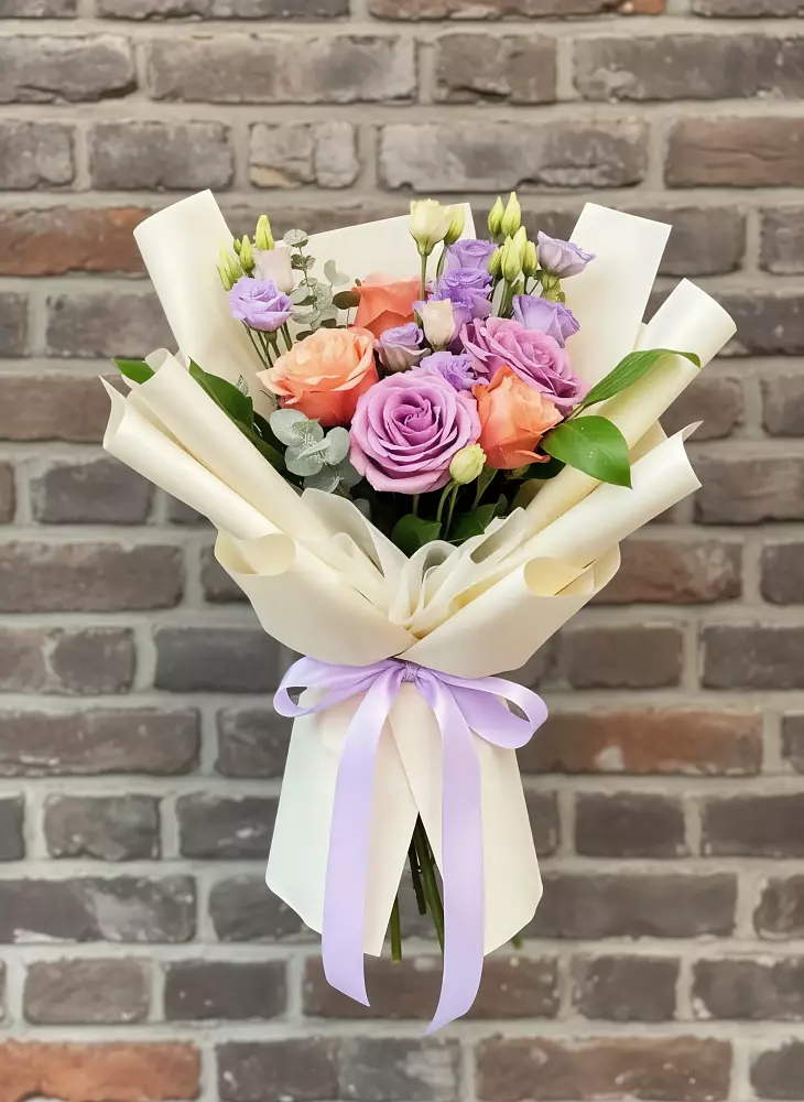 Букет цветов из: Лизиантусы и Розы в Баклановской Ростовской области