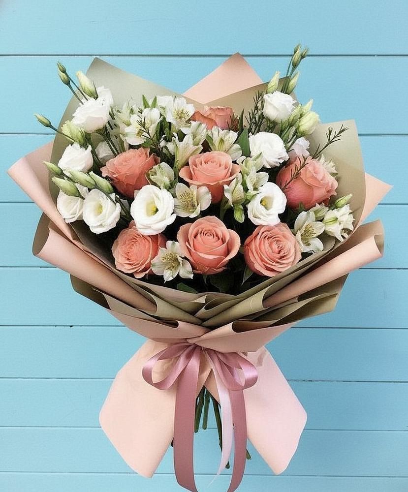 Букет цветов из: Розы, Альстромерии и Лизиантусы в Баклановской Ростовской области