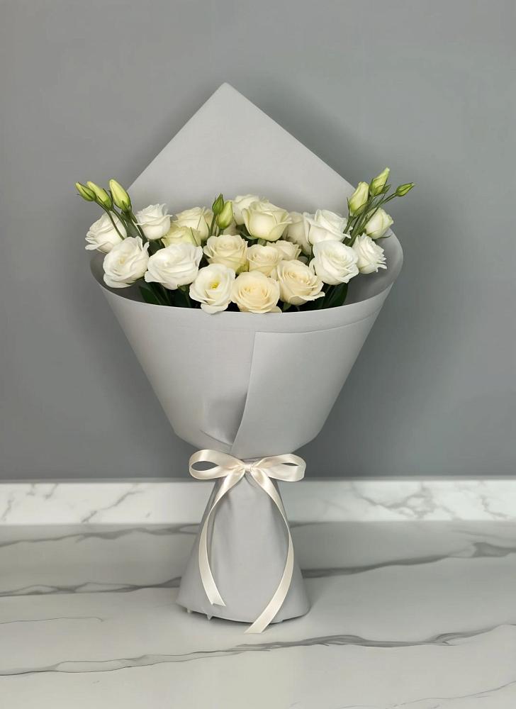 Букет цветов из: Розы и Лизиантусы в Баклановской Ростовской области