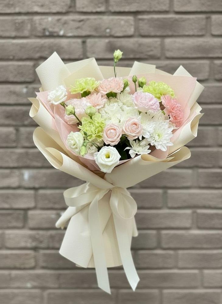 Букет цветов из: Гвоздики, Розы, Лизиантусы и Хризантемы в Баклановской Ростовской области