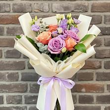 Букет цветов из:  Лизиантусы и Розы в Баклановской Ростовской области