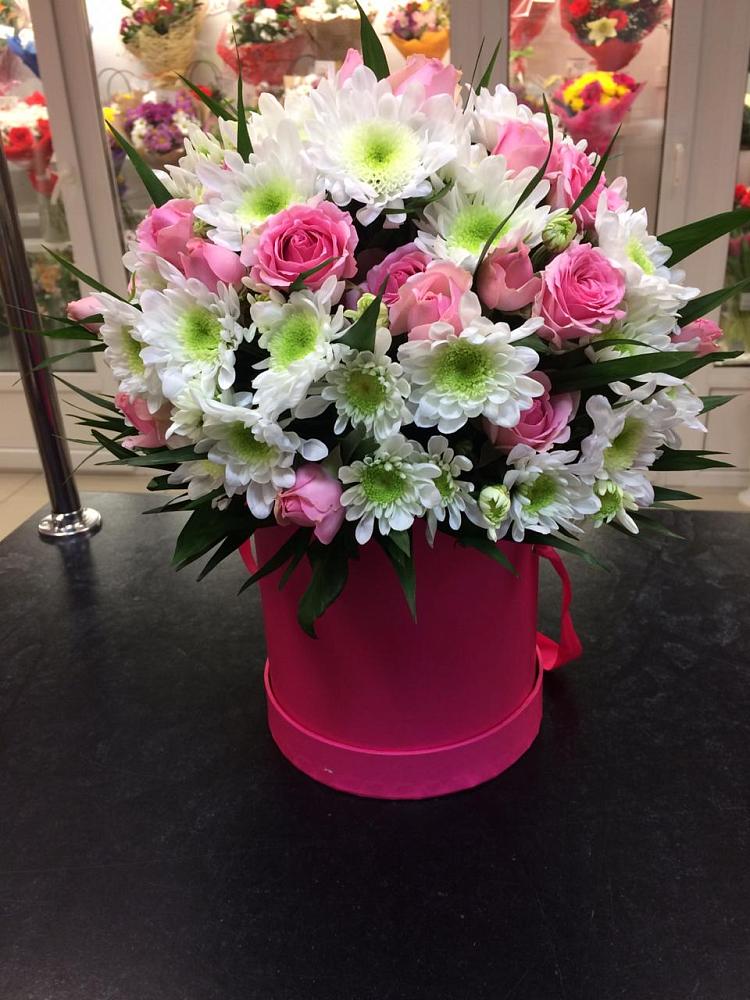 Цветочная композиция из Розы и Хризантемы в шляпной коробке в Баклановской Ростовской области