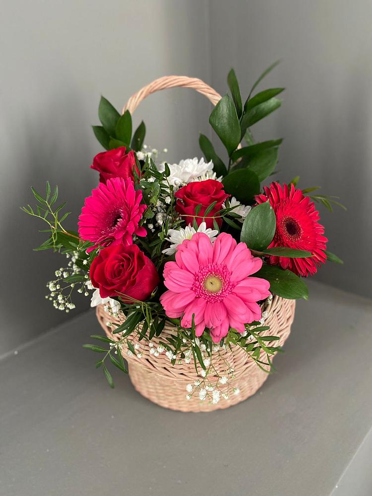 Цветочная композиция из Розы, Хризантемы и Герберы в корзине в Баклановской Ростовской области