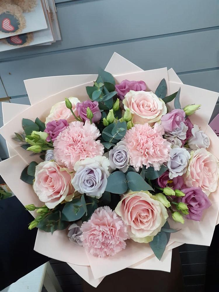 Букет цветов из: Розы, Гвоздики и Лизиантусы в Баклановской Ростовской области