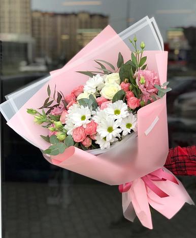 Букет цветов из: Розы, Лизиантусы и Хризантемы в Баклановской Ростовской области
