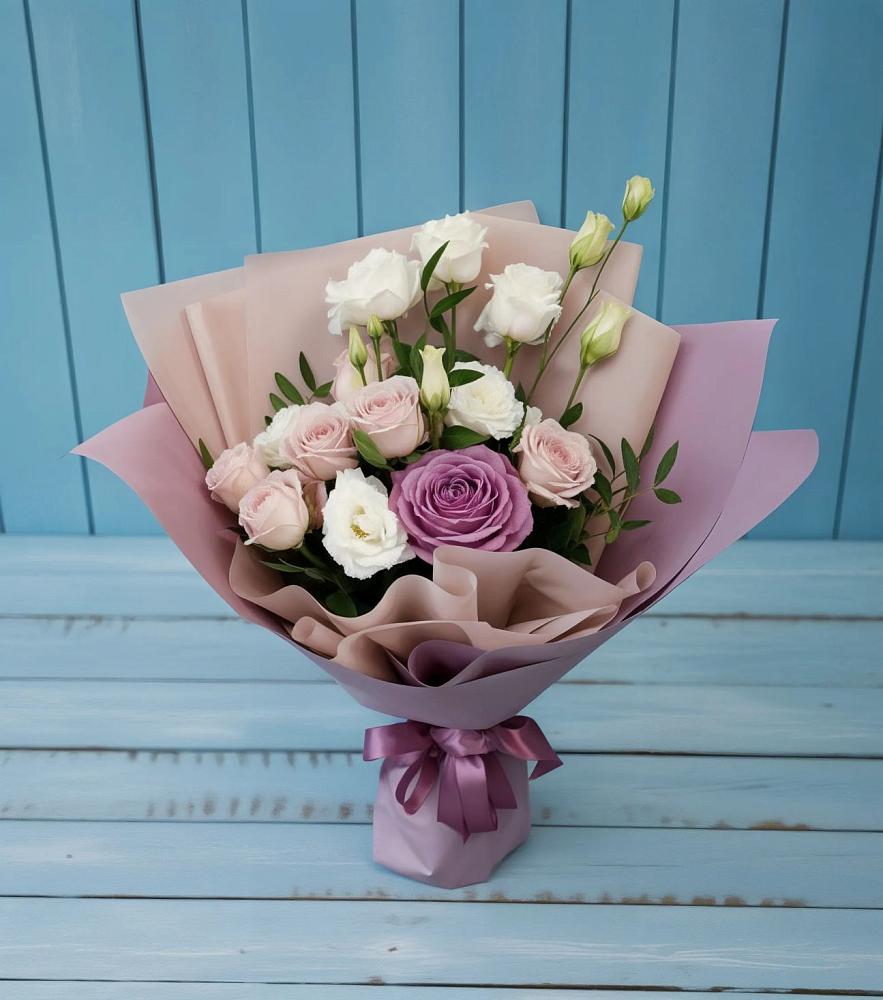 Букет цветов из: Розы и Лизиантусы в Баклановской Ростовской области